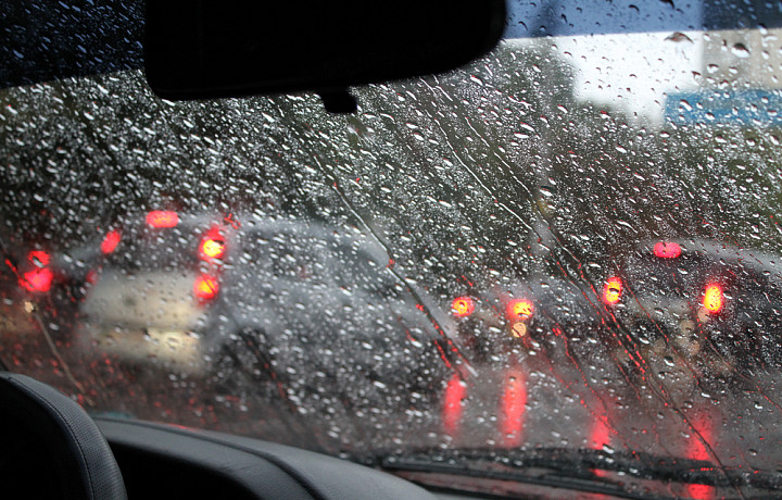 Поменять фильтр и набить носки силикагелем: что делать, если зимой в машине потеют окна
