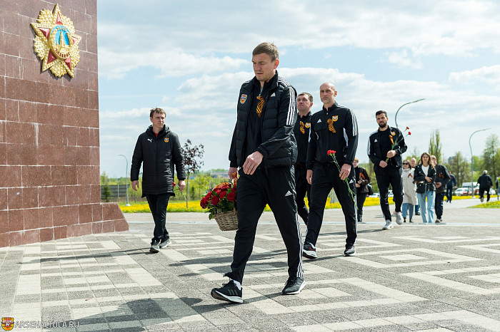 Футболисты «Арсенала» и волейболистки «Тулицы-2» возложили цветы к мемориалу «Защитникам неба Отечества»