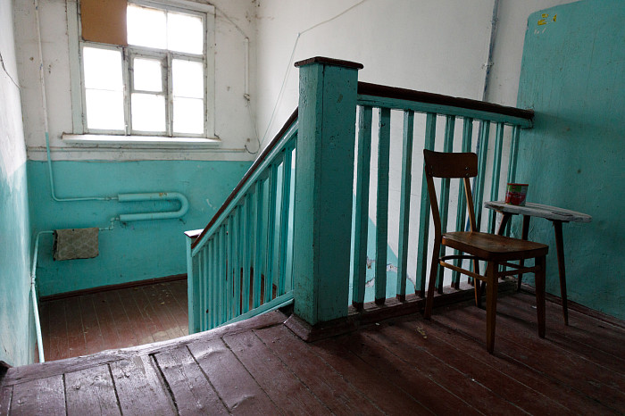 «Все это рухнет людям на голову»: Почему 70-летний разваливающийся деревянный дом по улице Шухова в Туле до сих пор не могут признать аварийным