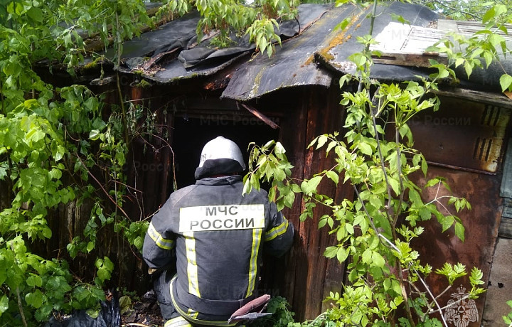 Пенсионерка погибла на пожаре в заброшенном сарае в городе Донской