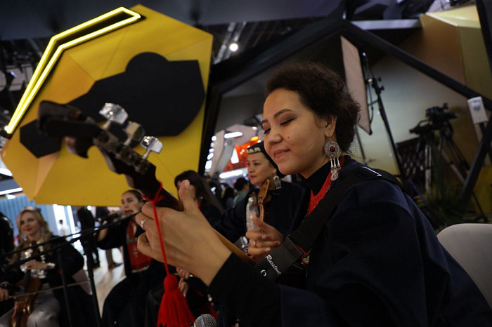 Люди, машины, роскошь: яркие фото третьего дня ПМЭФ-2024