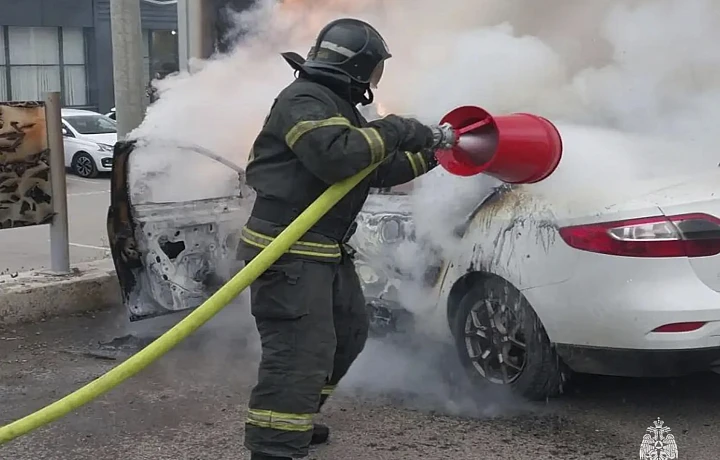 В Туле во время пожара в автомобиле пострадал водитель