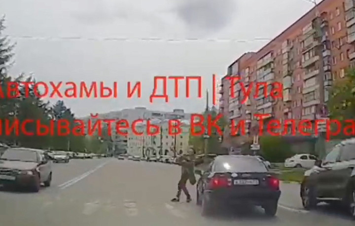 Водитель Audi в Туле чуть не сбил женщину, переходящую дорогу