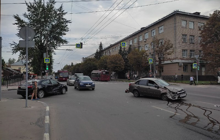 В Туле на пересечении улиц Болдина и Мира столкнулись Lada Granta и Toyota Corolla