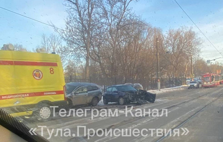 На улице Тимирязева в Туле произошло жесткое ДТП с участием двух иномарок: пострадал ребенок