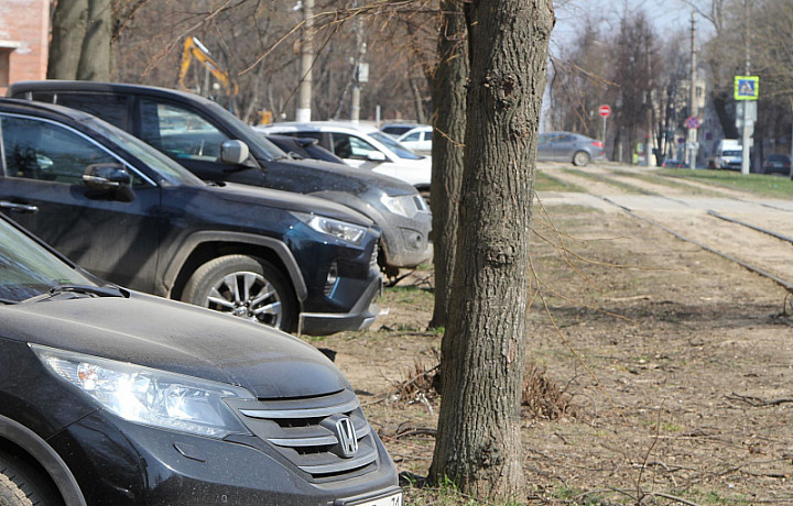 В Туле прошел рейд по парковкам на озелененных территориях