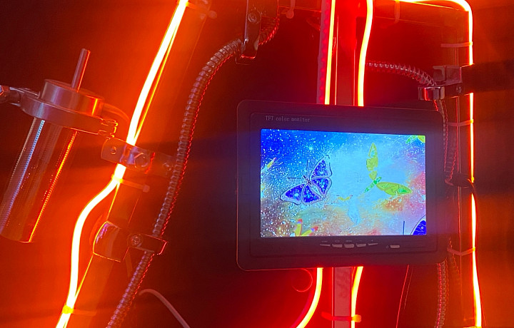 «Эти объекты становятся зеркалом, в котором мы видим собственные страхи, надежды и вопросы о разуме во Вселенной»: в Туле открылась выставка, которая заставит молчать и много думать