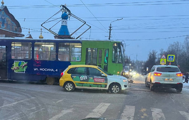 На улице Калинина в Туле произошло ДТП с трамваем и машиной доставки