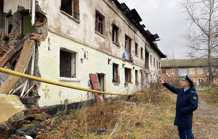 Администрацию Суворовского района обязали оградить и снести заброшенный дом