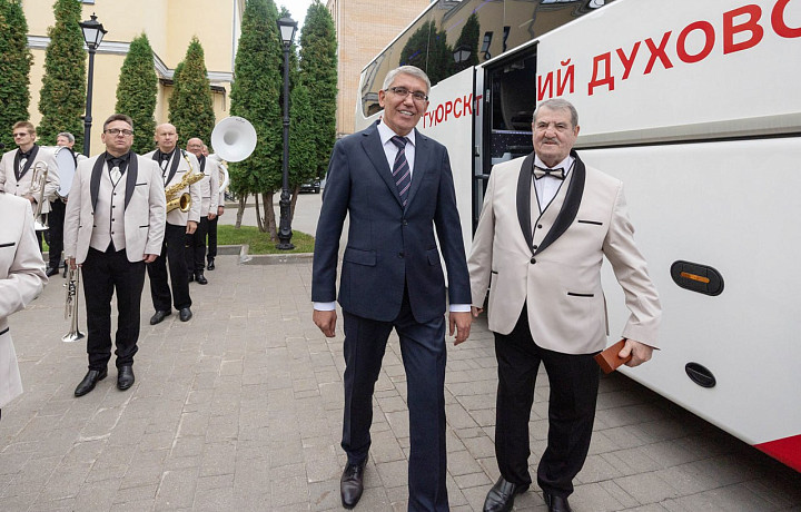 Дмитрий Миляев передал Губернаторскому духовому оркестру автобус в честь 30-летнего юбилея