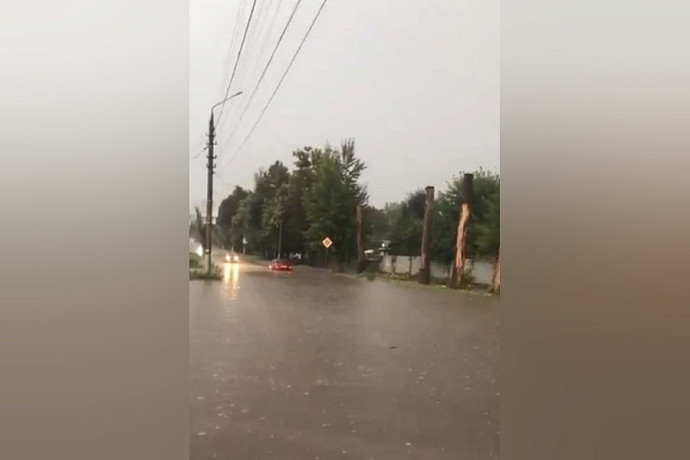 В Туле затопило дороги на улице Приупской из-за грозы