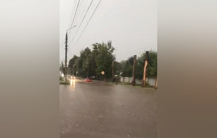 В Туле затопило дороги на улице Приупской из-за грозы