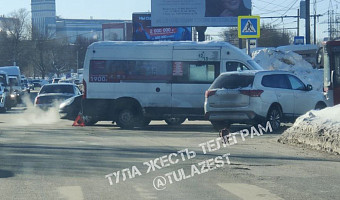 Маршрутка столкнулась с кроссовером на Одоевском шоссе в Туле