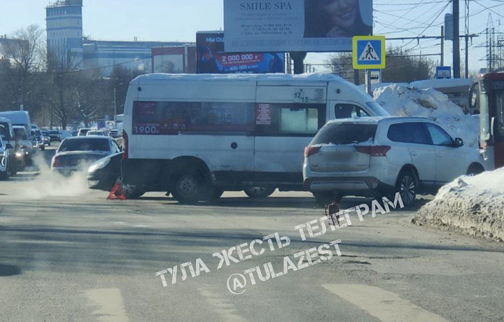 Маршрутка столкнулась с кроссовером на Одоевском шоссе в Туле