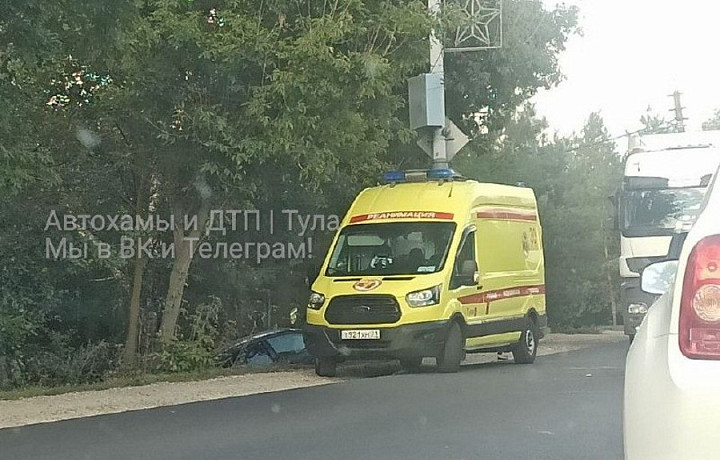 На улице Чмутова в Туле Volkswagen Polo улетел в кювет в ДТП с Renault Logan