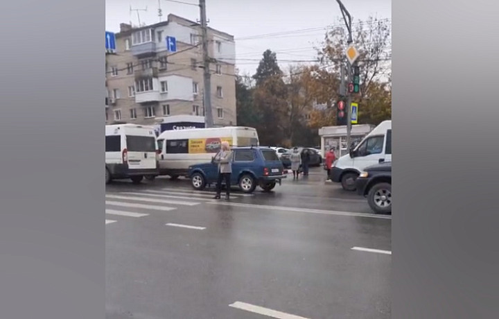 В Туле женщина на BMW вышла постоять на проезжую часть назло обидчику и спровоцировала пробку