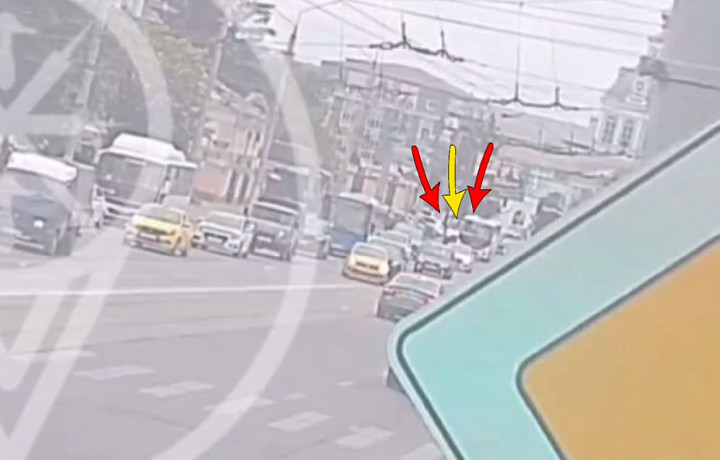 Момент аварии на улице Советской в Туле попал на камеру