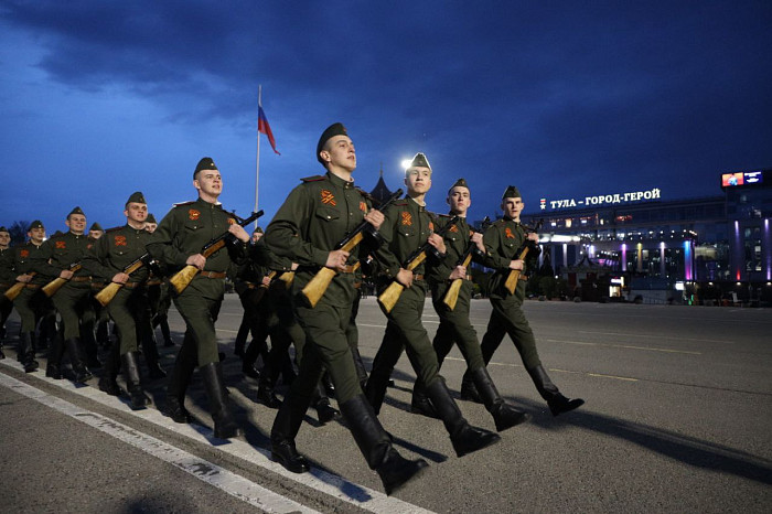 На площади Ленина в Туле началась репетиция парада