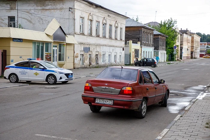 Пустеющая улица Пирогова в Туле: работа без вывесок и патрули ГИБДД