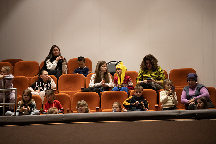 Семьи участников СВО посетили премьеру интерактивного спектакля «Давай играть!»