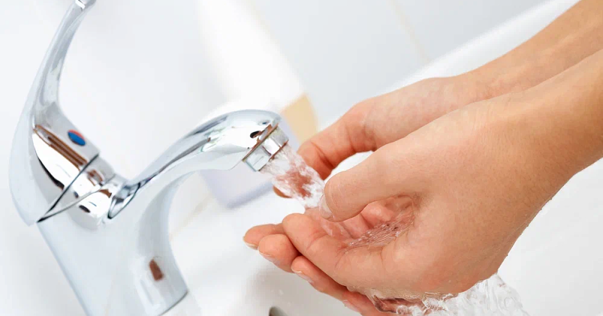 Смывайте теплой водой. Руки под краном с водой. Гигиена рук. Мытье рук. Мытье рук под краном.