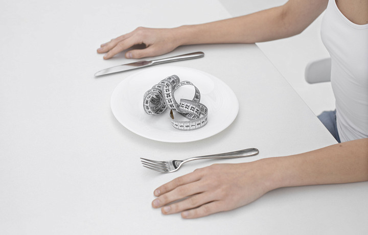 Побороть нарушение мышления медикаментозно: как появляется анорексия, чем ее лечат, и почему спровоцировать болезнь может «холодная» мама