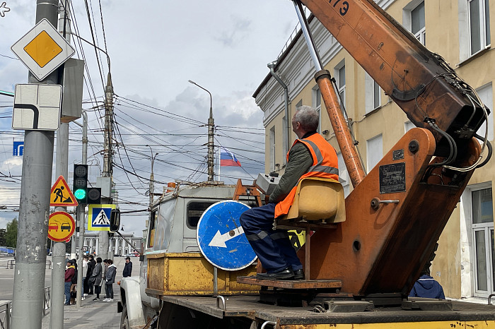 В Туле начали поднимать провода над высаженными деревьями на проспекте Ленина