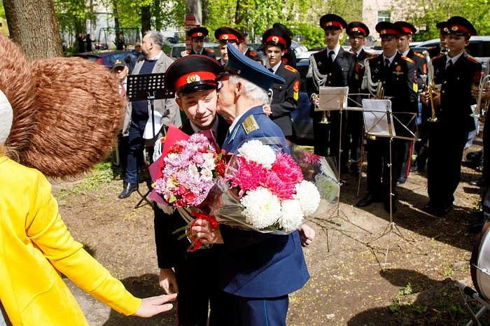 Тульские кадеты и студенты поздравили ветерана Великой Отечественной войны с наступающим Днем Победы