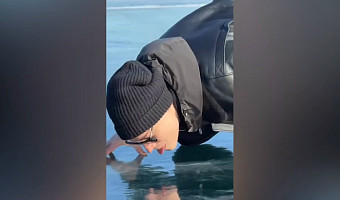 Тульский певец SHAMAN лизнул лёд Байкала