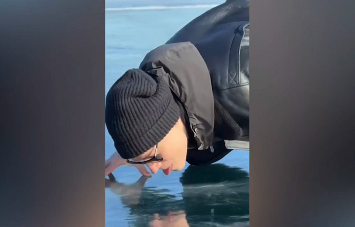 Тульский певец SHAMAN лизнул лёд Байкала