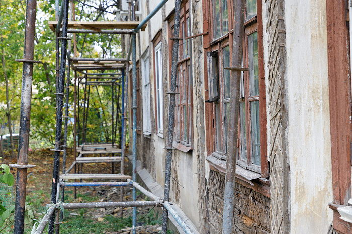 «Все это рухнет людям на голову»: Почему 70-летний разваливающийся деревянный дом по улице Шухова в Туле до сих пор не могут признать аварийным