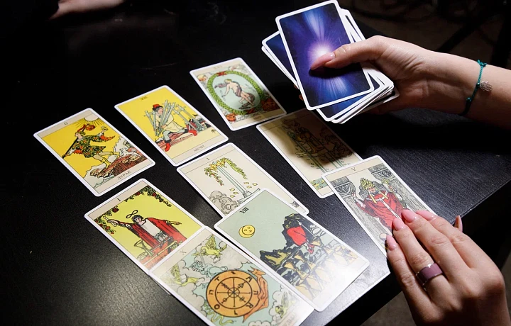 «Карты не расскажут, сколько у тебя будет детей или когда выйдешь замуж, но подскажут пути развития событий»: как правильно задать вопрос Таро
