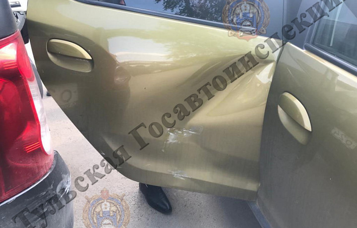 Парень за рулем Lada сбил выходившую из машины девятилетнюю девочку на парковке в Новомосковске