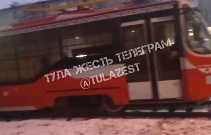 На улице Декабристов в Туле встали трамваи из-за обрыва проводов