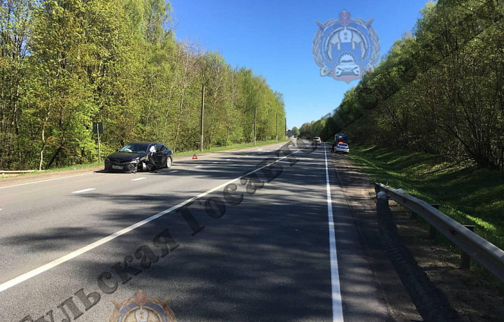 Водитель Toyota уснул за рулем и устроил ДТП с фурой в Тульской области