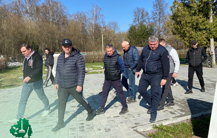 Илья Беспалов оценил состояние мемориала на Спасском кладбище
