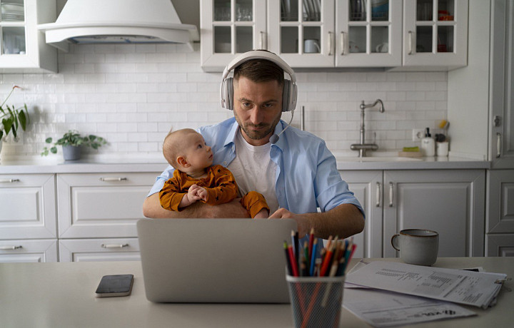 «Меня люди воспринимали, как обезьяну с гранатой»: легко ли быть папой в декрете и какие льготы предоставляют таким отцам