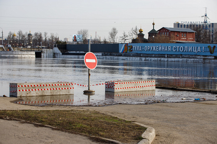 Заплыв у детского городка, затопленное кафе и завораживающая водная гладь: фоторепортаж с набережной в центре Тулы