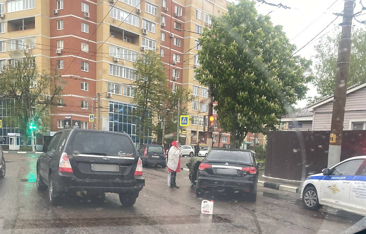 На перекрестке улиц Первомайской и Дмитрия Ульянова в Туле произошло ДТП