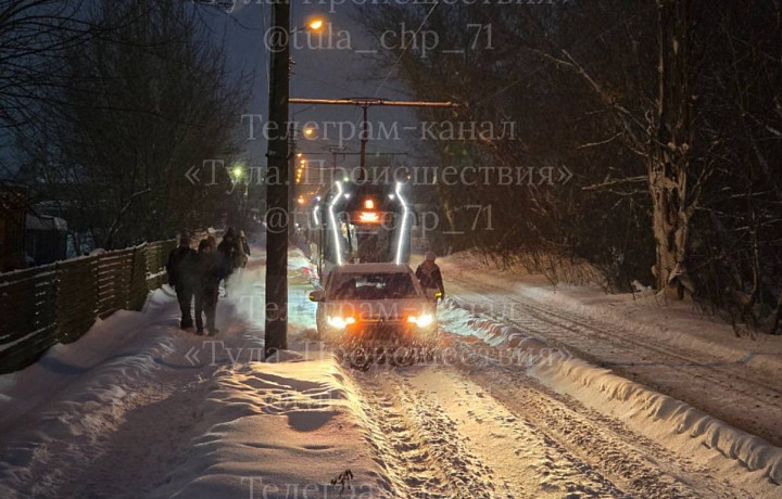 Водятел – самое мягкое ругательство в соцсетях: жители Тулы предлагают лишать прав водителей авто, застрявших на трамвайных путях