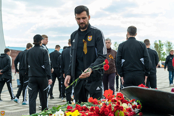 Футболисты «Арсенала» и волейболистки «Тулицы-2» возложили цветы к мемориалу «Защитникам неба Отечества»