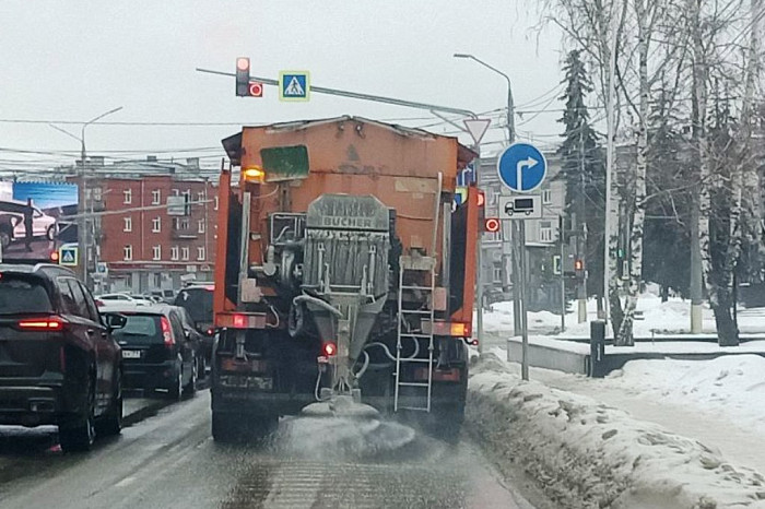 Улицы Тулы обрабатывают противогололедными материалами