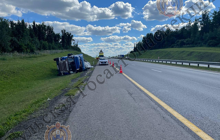 В Богородицком районе водитель большегруза уснул за рулем, потерял управление и перевернул автомобиль