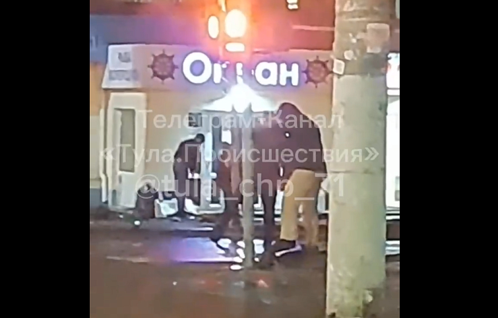 На перекрестке улиц Калинина и Ложевой в Туле подростки начали ломать электросамокаты