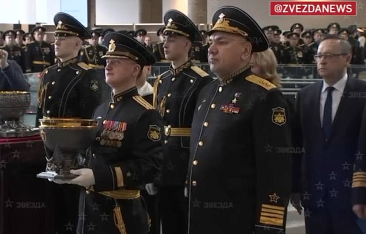 Новый врио главкома ВМФ вручил корабельную чашу экипажу подлодки "Тула"