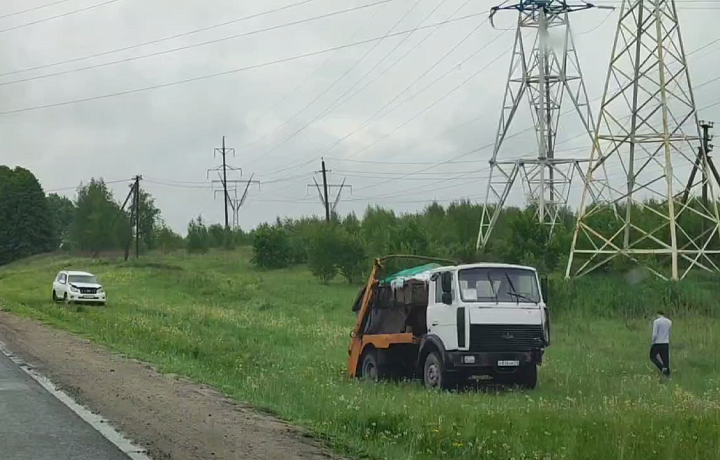 На трассе М-2 в районе Масловского водозабора Тулы мусоровоз и внедорожник после столкновения выехали в кювет