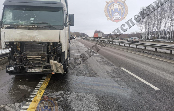 На трассе М-4 «Дон» в Тульской области произошло тройное ДТП с фурой и двумя «УАЗами»