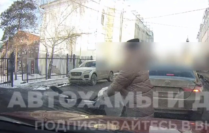 Тулячка чуть не попала под машину вместе с ребенком в коляске