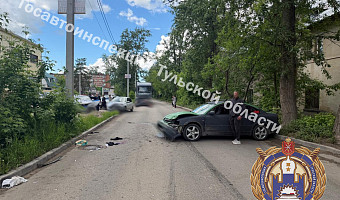 В Алексине двое подростков на мотоцикле врезались в иномарку
