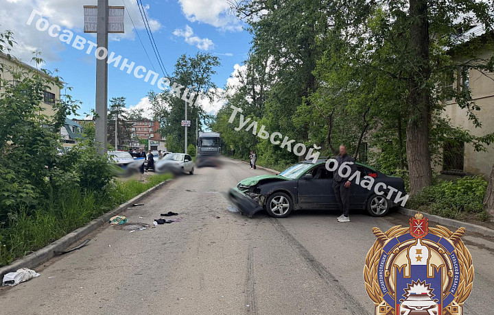 В Алексине двое подростков на мотоцикле врезались в иномарку